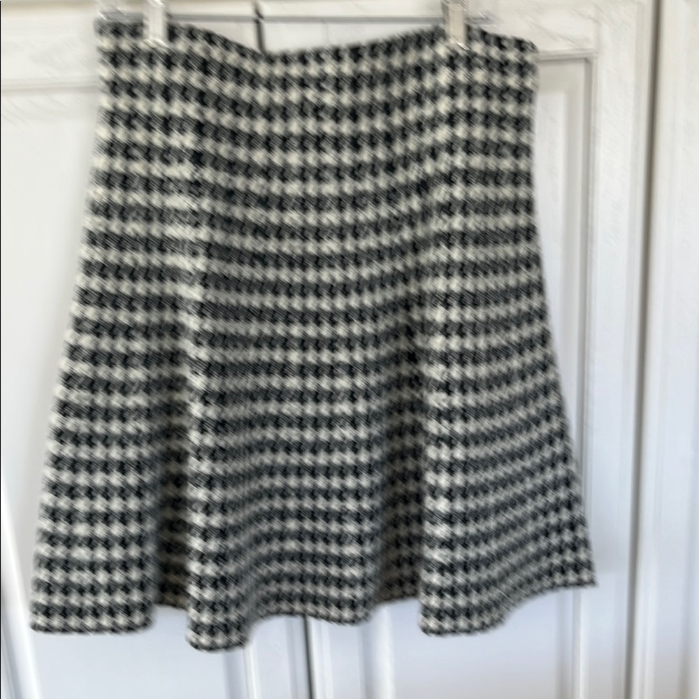 Chic Black and White Houndstooth Skirt